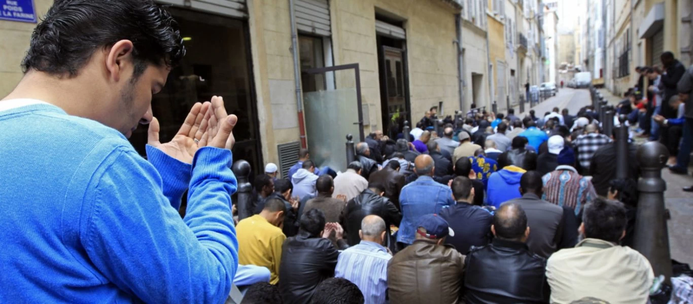 Η Γαλλία κλείνει τζαμί φανατικών μετά τον αποκεφαλισμό του καθηγητή από ισλαμιστή